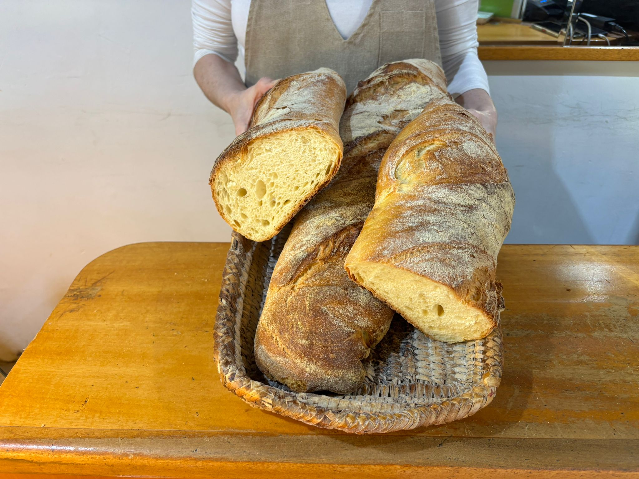 Pane artigianale appena tagliato su vassoio