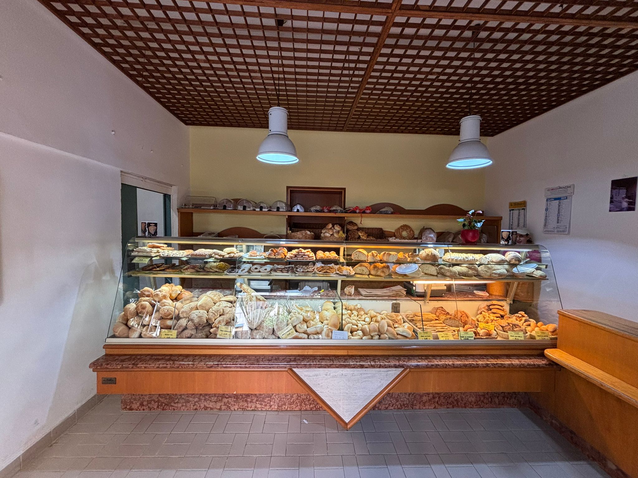Bancone del panificio con il pane esposto