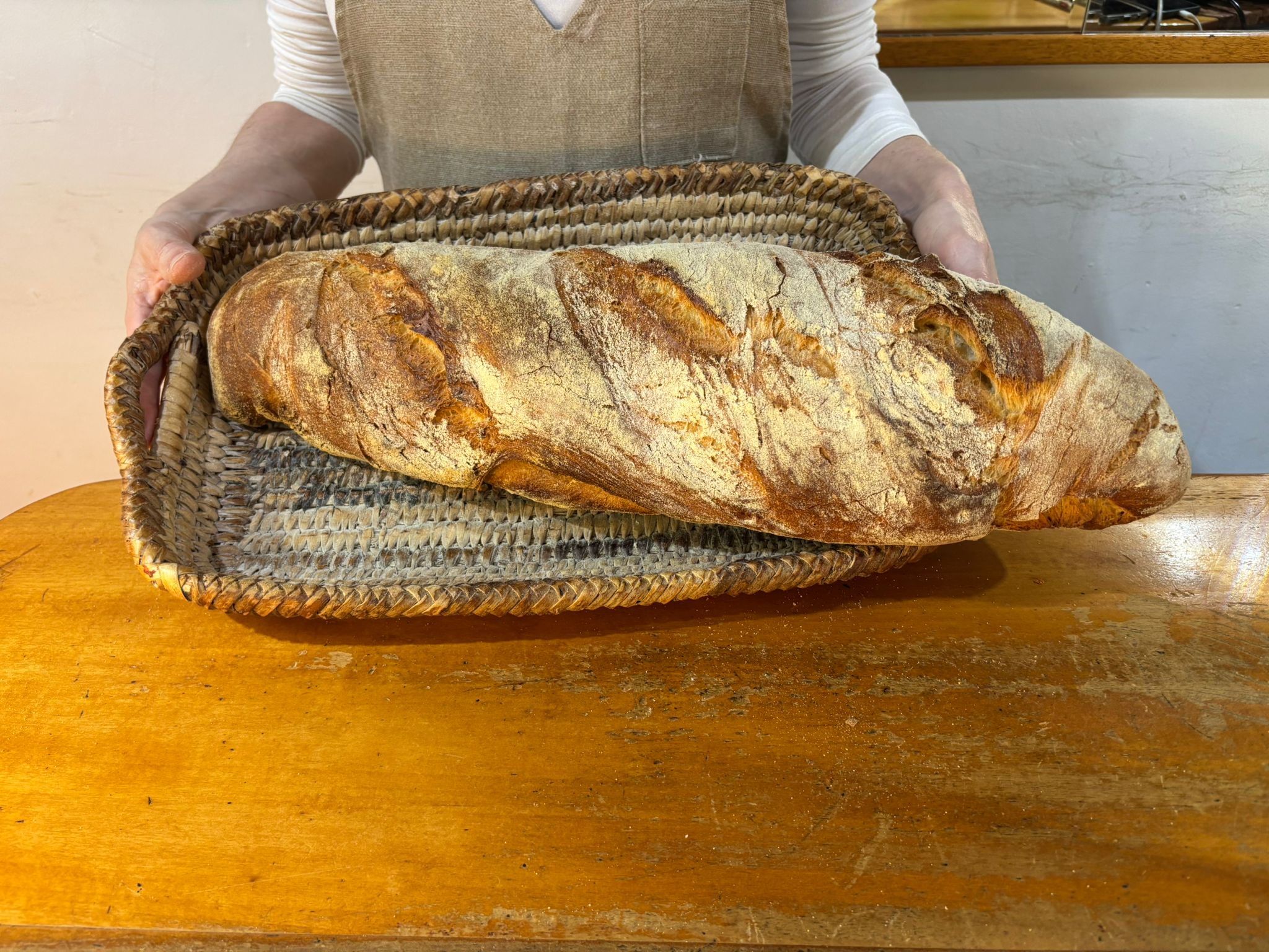 Pane fresco su vassoio